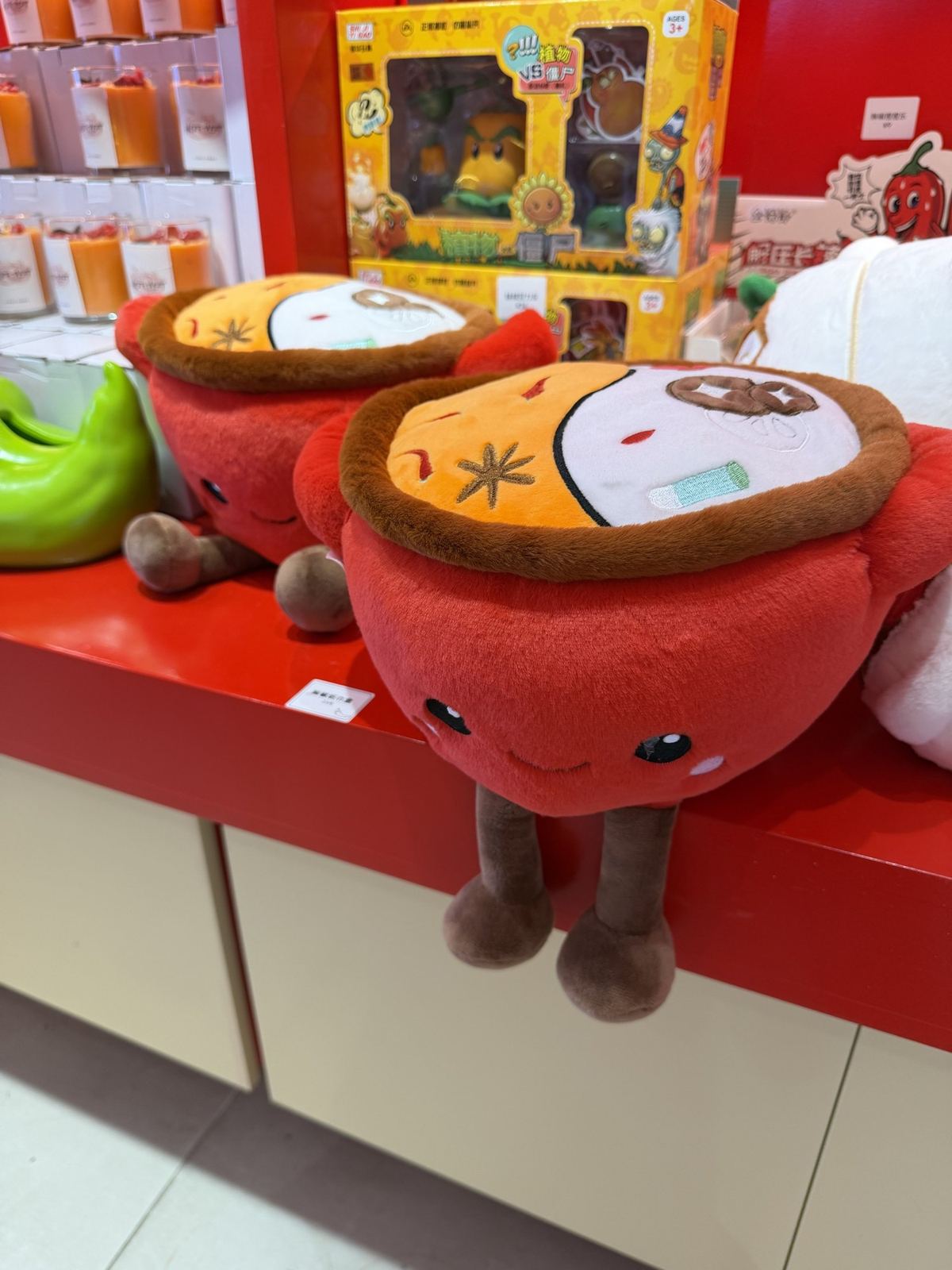 Plush toys shaped like Chongqing hotpot with chili peppers